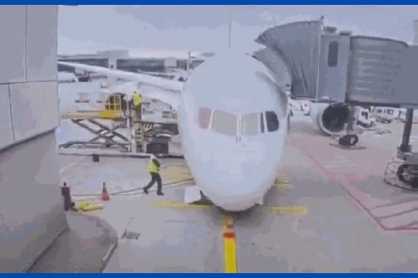 [Vídeo: funcionários do aeroporto de Frankfurt ficam feridos em acidente com trem de pouso de avião]