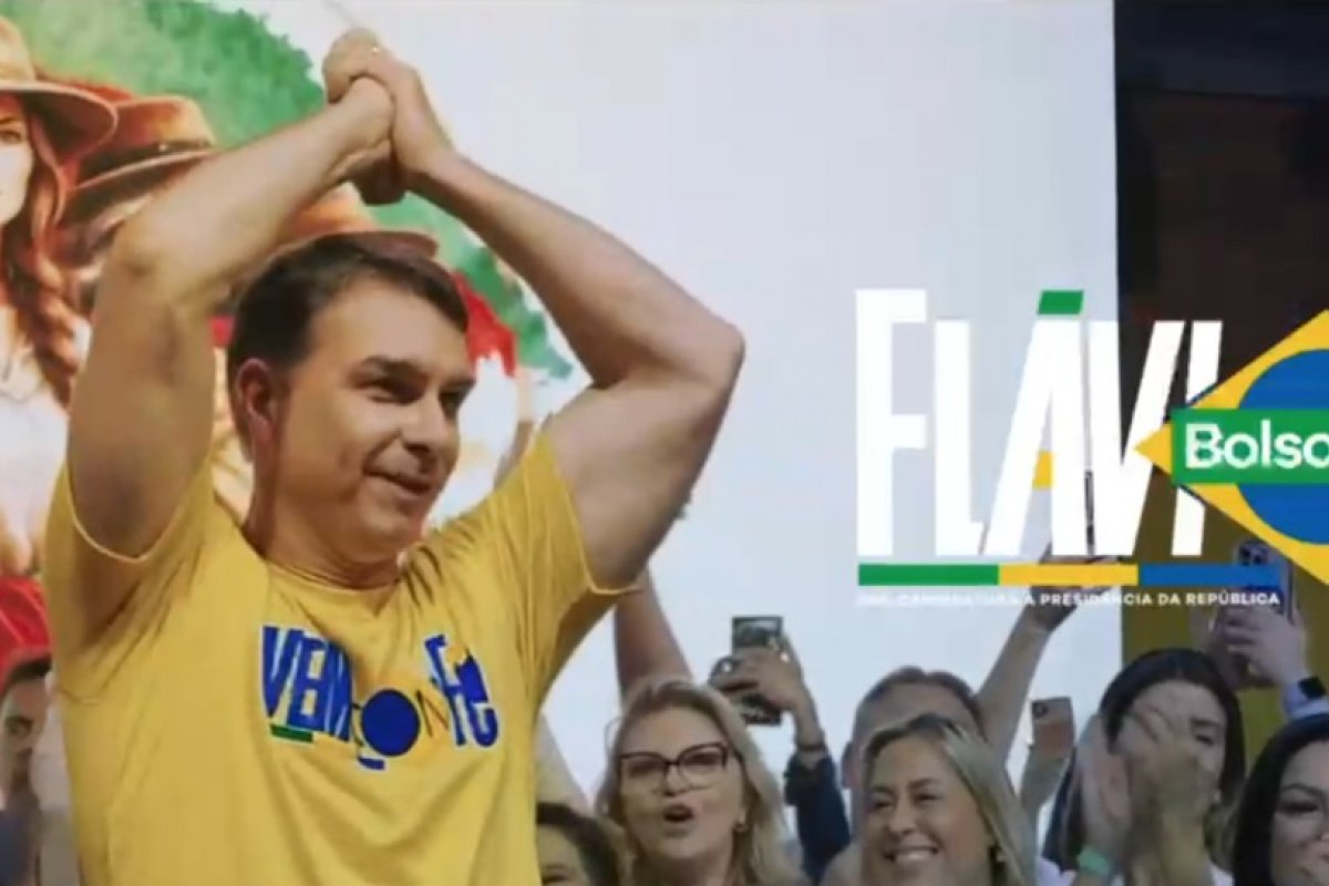 Vídeo: Em ritmo de modão, Flávio Bolsonaro lança 1º jingle de campanha