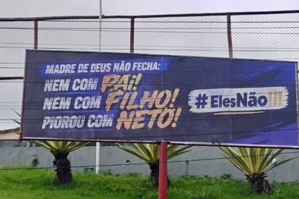 [Outdoor na RMS contra Bolsonaro, Flávio e ACM Neto chama atenção: 'Nem pai nem filho nem neto']