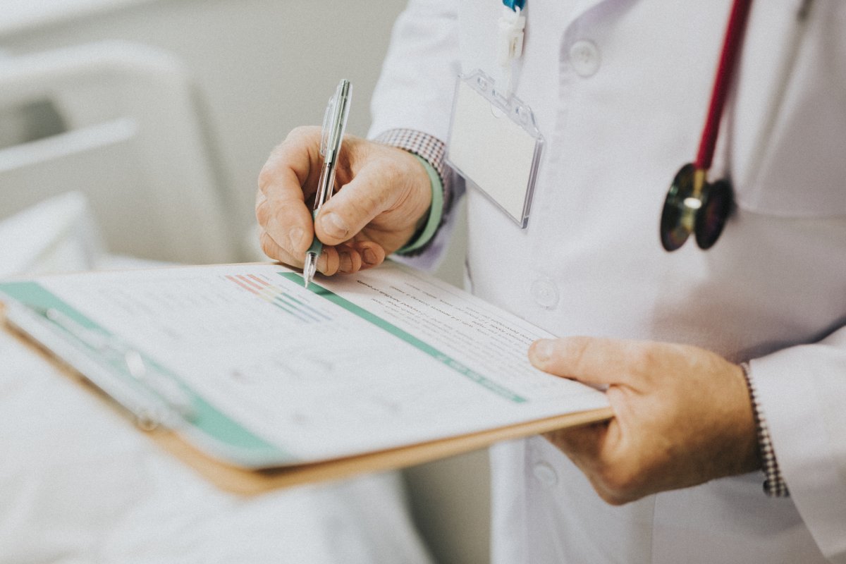 Atestados médicos falsos são vendidos por R$ 40 no WhatsApp e no Telegram