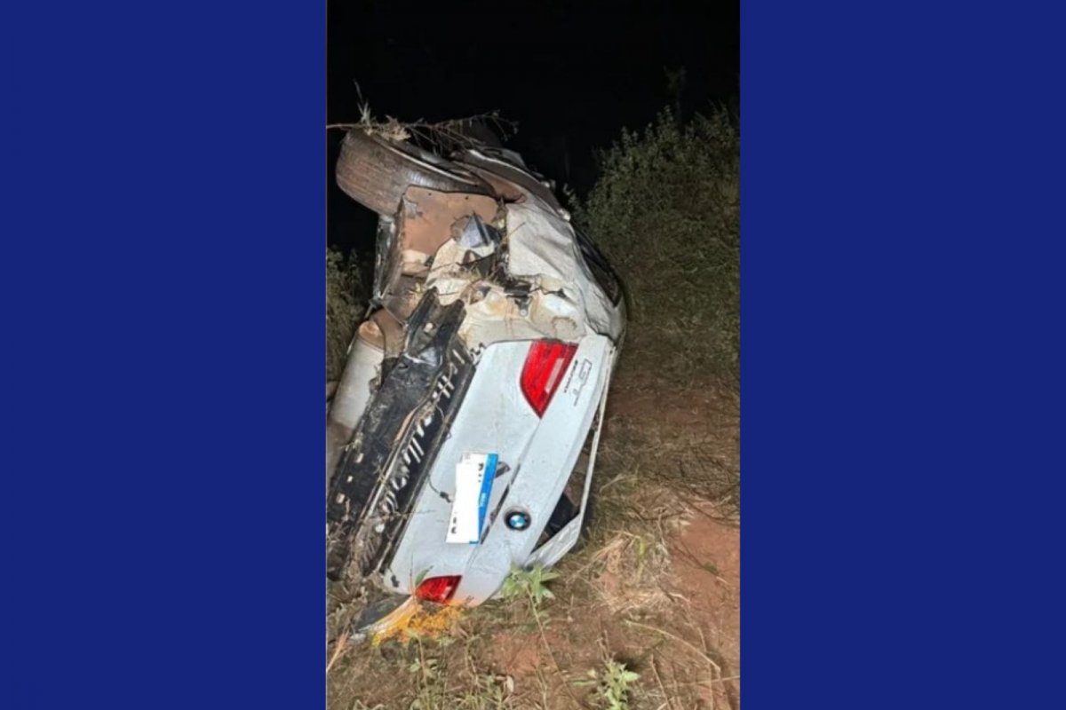 Cinco pessoas morrem e uma fica ferida após carro capotar e despencar em ribanceira