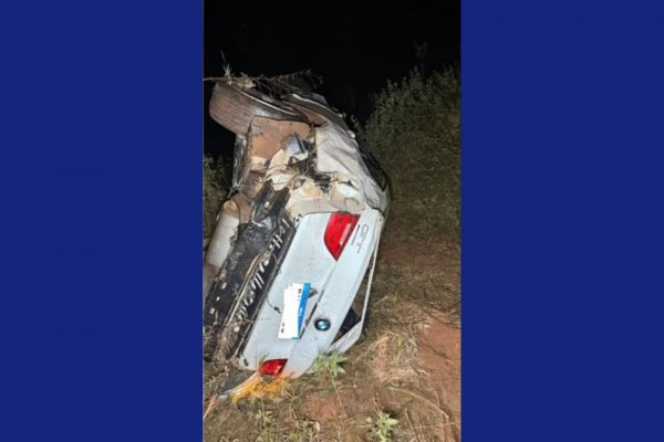 [Cinco pessoas morrem e uma fica ferida após carro capotar e cair em ribanceira]