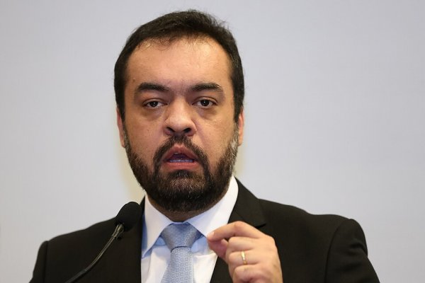 [Cláudio Castro assinou decreto para beneficiar Banco Master e expansão do Credcesta, aponta relatório da Alerj]
