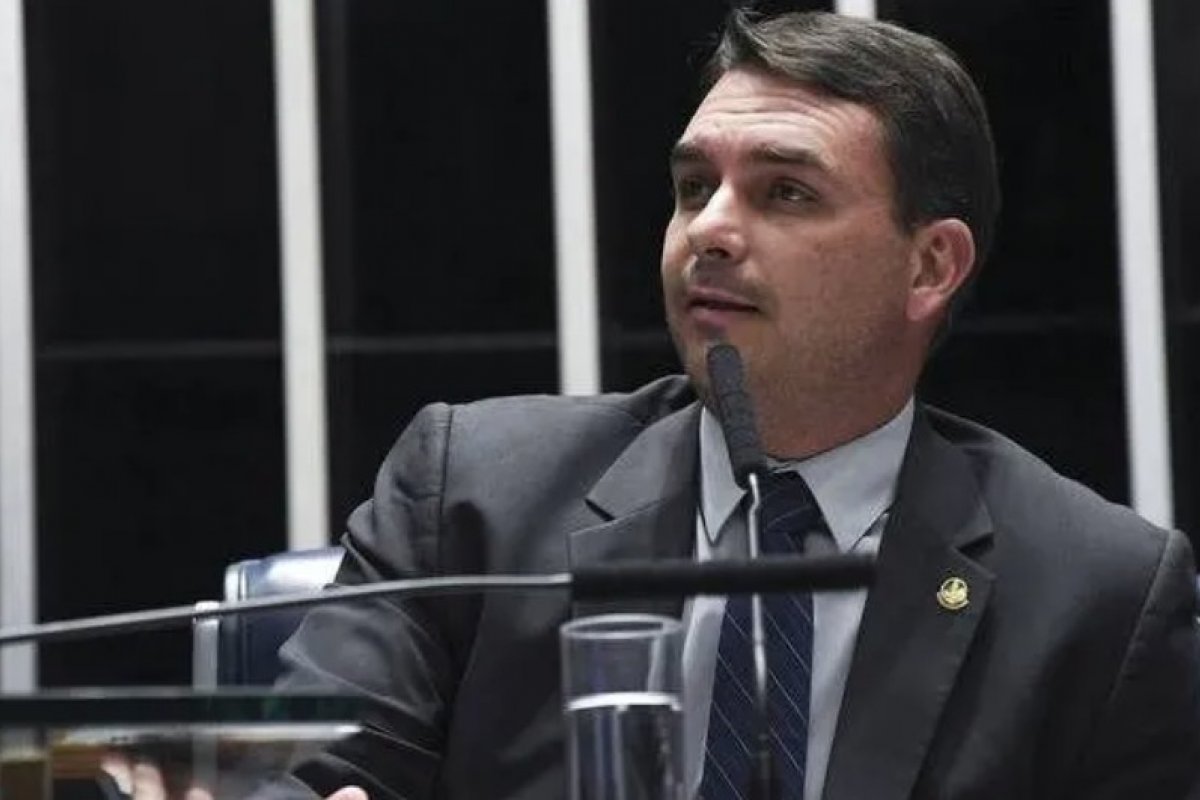 TSE barra pesquisa que indica queda de Flávio Bolsonaro; diz coluna