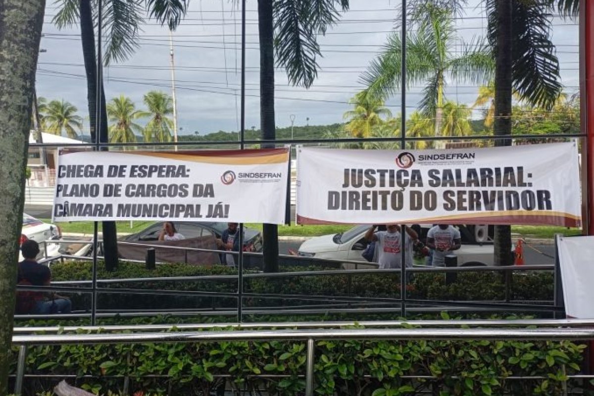 Servidores de município da RMS realizam mobilização no CAB e denunciam falta de reajuste salarial ao MP-BA