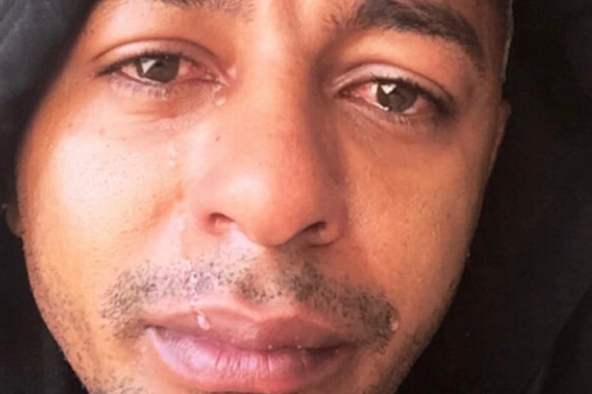 Sheik chora e diz que irá se apresentar à Justiça