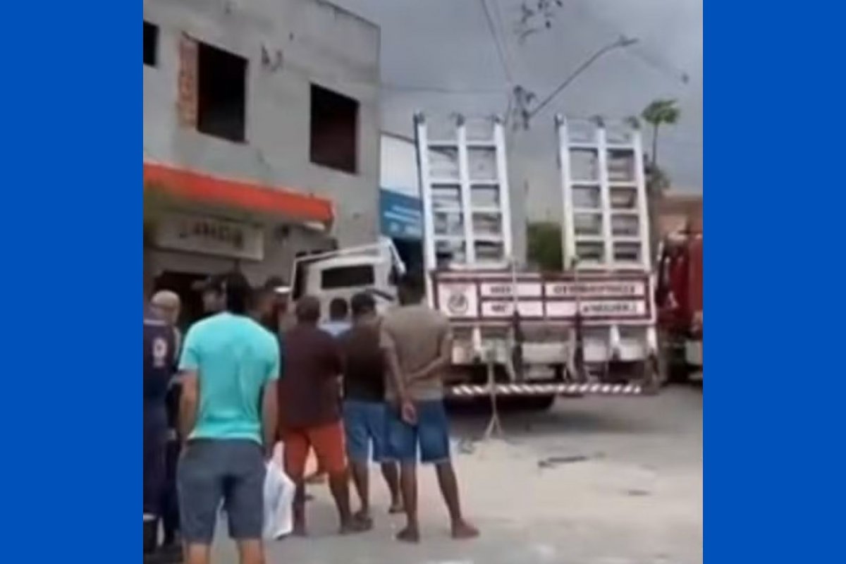 Sete pessoas ficam feridas após caminhão desgovernado atingir prédio no interior da Bahia