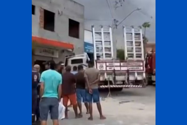 [Sete pessoas ficam feridas após caminhão desgovernado atingir prédio no interior da Bahia ]