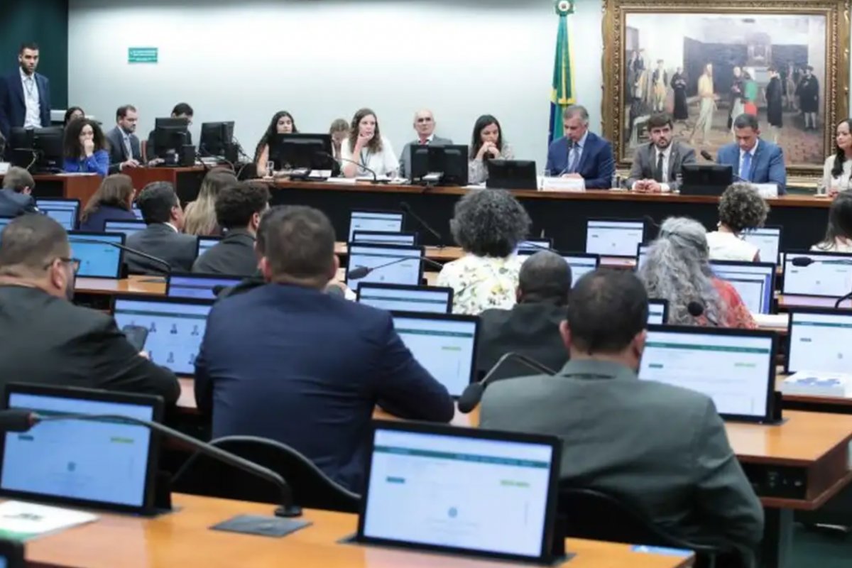 CCJ da Câmara adia debate sobre PEC que reduz maioridade penal para 16 anos