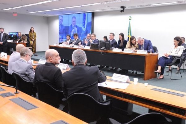 [CCJ da Câmara aprova redução da maioridade penal para 16 anos]