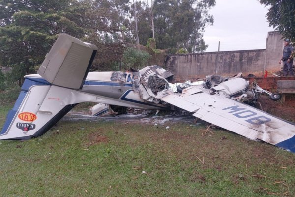[Vídeo: Duas pessoas morrem após avião de pequeno porte cair perto de aeroporto no interior de SP]