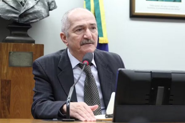 [Justiça manda DC reintegrar Aldo Rebelo após expulsão contestada]