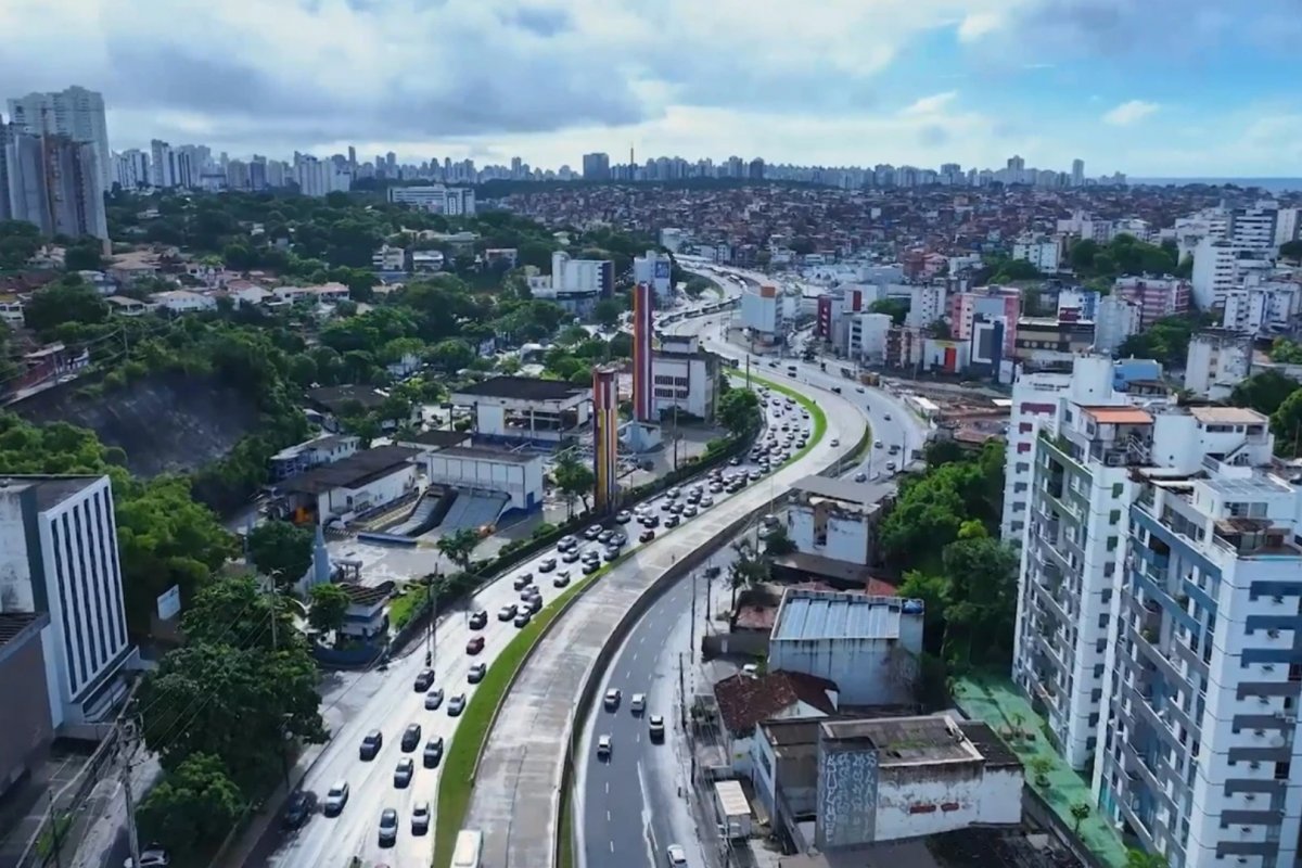 Trânsito no Rio Vermelho sofrerá alterações nesta quinta (11) devido a obras para instalação de passarela
