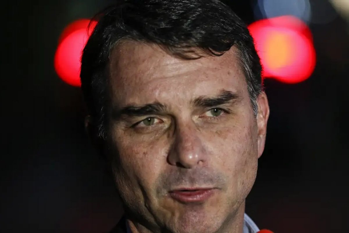 Pesquisa aponta que 58% dos eleitores acham que Flávio esconde envolvimento com Master