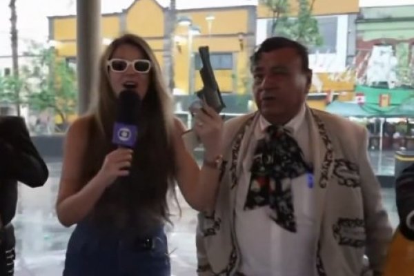 [Vídeo: Em momento inusitado, repórter pega em arma durante matéria para Copa no México]