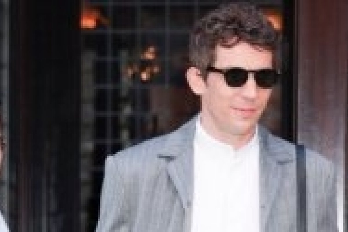 Josh O'Connor veste Calvin Klein Collection em Nova York!  
