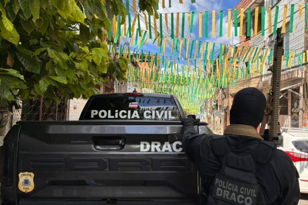 [Dezesseis investigados por tráfico de drogas são presos na Operação Maré Vermelha]