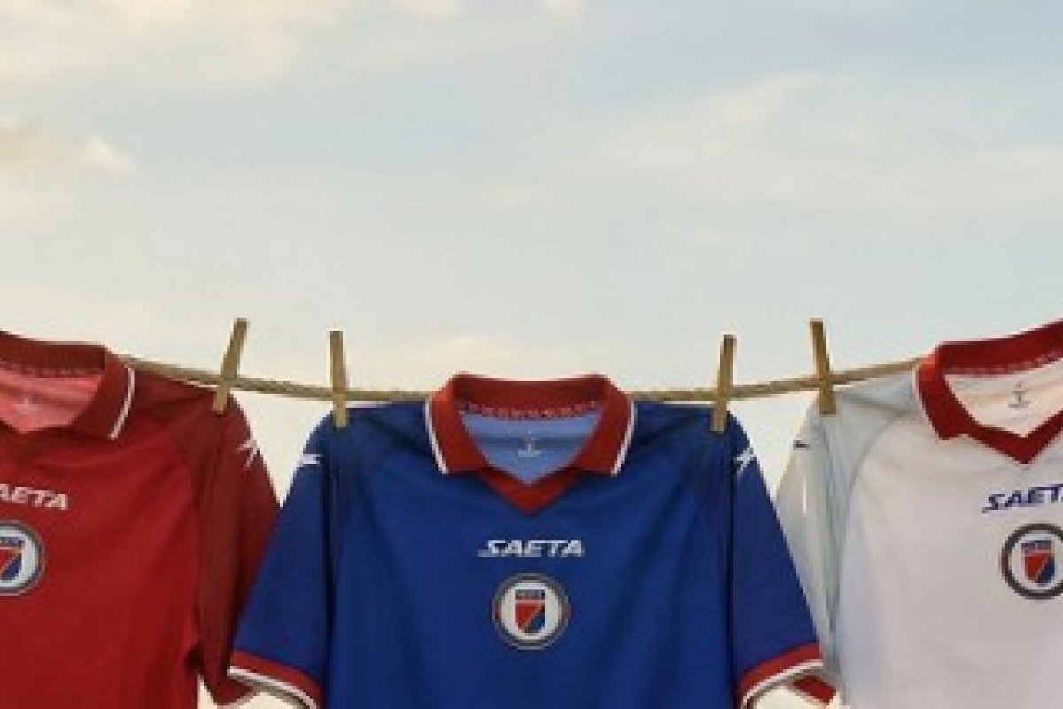 Seleção do Haiti retira imagem histórica dos uniformes da Copa após pedido da FIFA