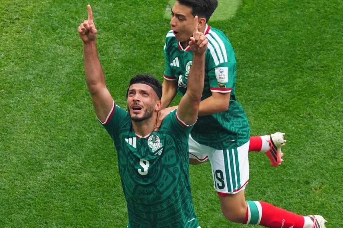 Autor de segundo gol da estreia do México na Copa quase morreu em campo; entenda