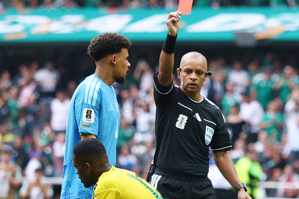 Somente no primeiro jogo da Copa, expulsões chegam perto ao total das edições de 2018 e 2022