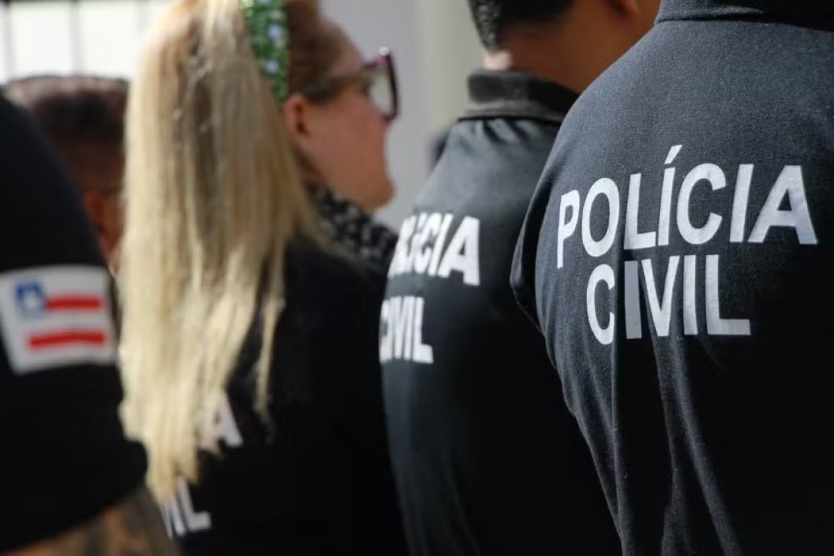 Mulher vai à delegacia na Bahia para recuperar dinheiro e acaba presa por associação criminosa