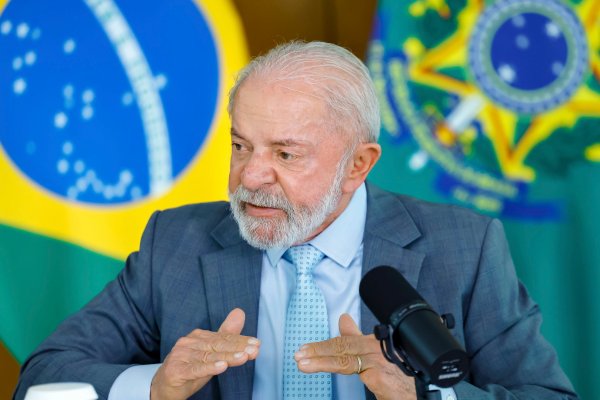 [Após remover câncer de pele, Lula finaliza última sessão de radioterapia preventiva]