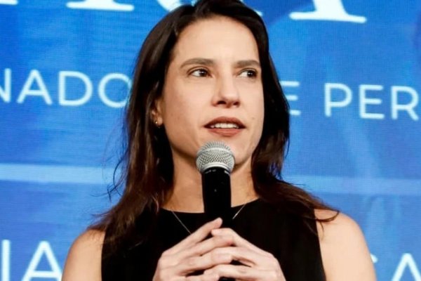 [Governadora de PE faz agendas políticas com avião anunciado para atendimento médico]
