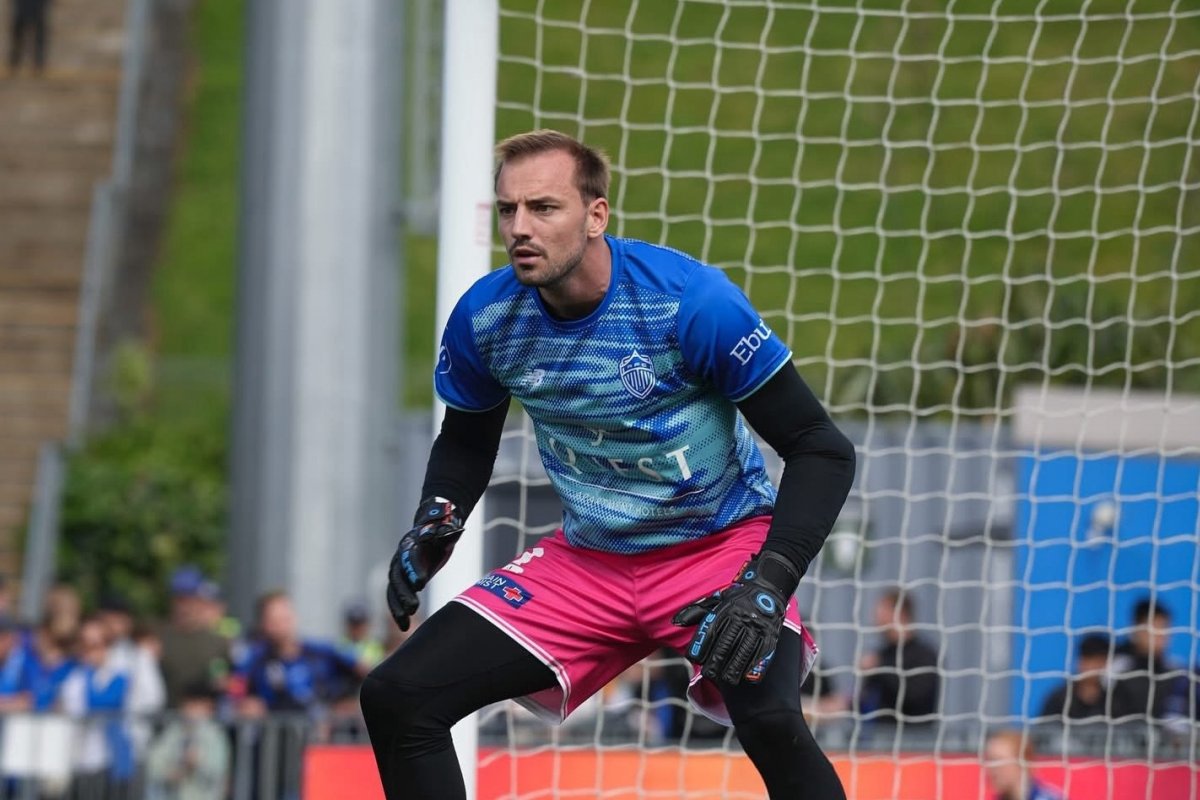 Goleiro da Nova Zelândia remarca casamento após ser convocado para Copa do Mundo de 2026