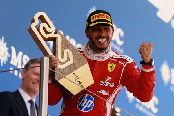 [Lewis Hamilton faz tática agressiva e vence pela primeira vez com a Ferrari]