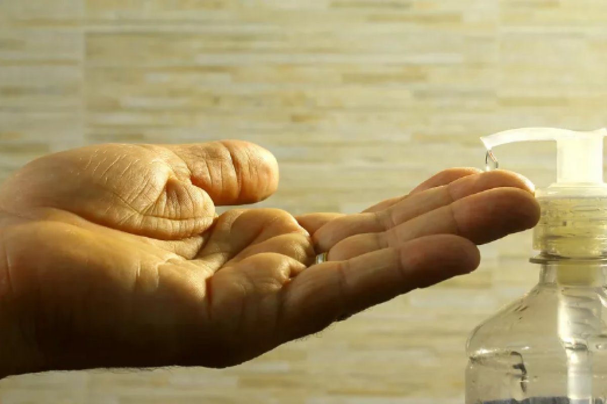 Vendedor possui mais de mais 17 mil garrafas de álcool em gel, mas não pode vendê-las