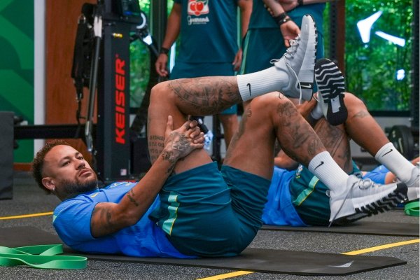 [Neymar completa um mês afastado e vira dúvida para a fase de grupos]