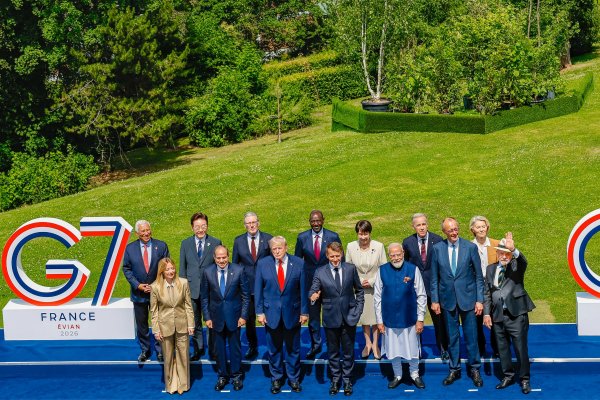 [Lula e Trump aparecem juntos em foto oficial do G7 em meio a tensões do novo tarifaço ]