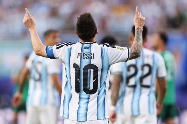 [Messi marca três vezes e empata com Klose no topo das Copas]