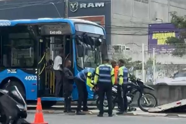 [VÍDEO: Motociclista se envolve em acidente com ônibus do BRT na Avenida ACM]