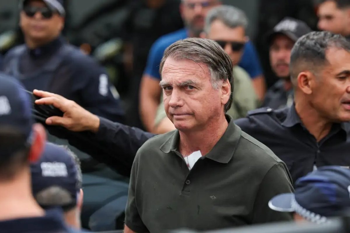 Arma apreendida em blitz estava inoperante, diz defesa de Bolsonaro