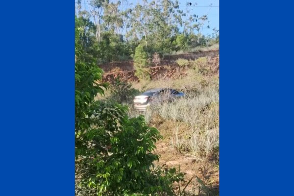 [Três homens são encontrados mortos com marcas de tiro em carro na Bahia; ninguém foi preso]