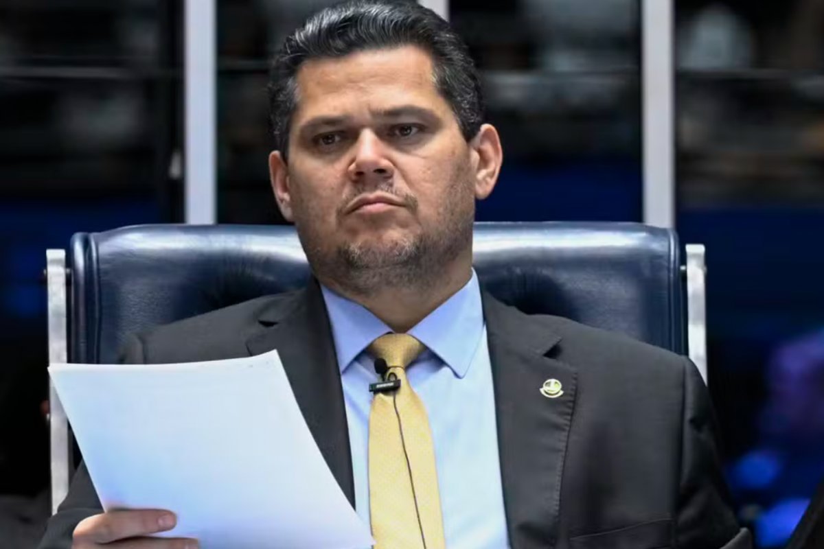 Alcolumbre presta solidariedade a Jaques Wagner e critica comemorações após operação da PF