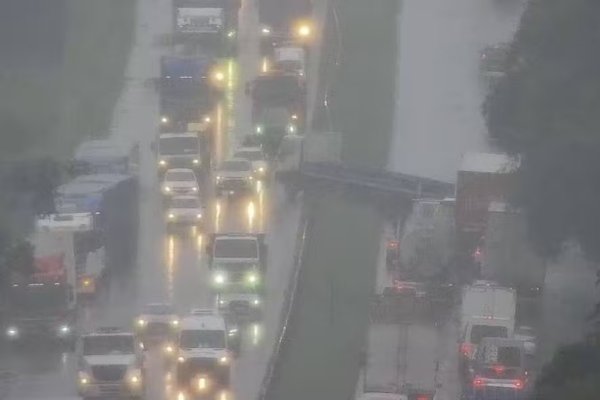 [Trecho da BR-324 é interditado parcialmente após acidente com caminhão no interior da Bahia]