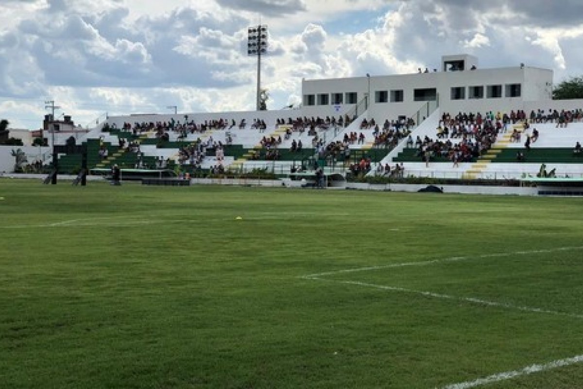 Vitória é derrotado pelo Jacuipense e se distancia dos líderes do Baianão