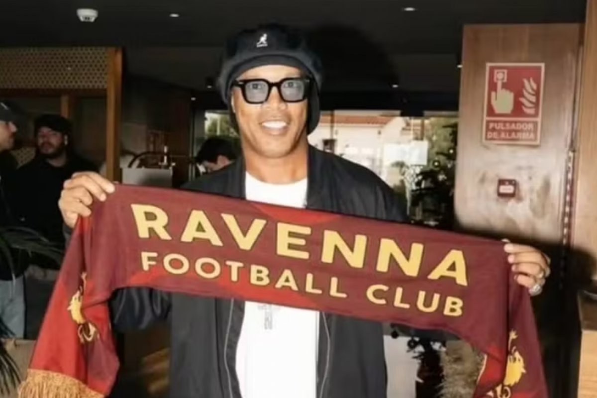 Ronaldinho Gaúcho deixa aposentadoria e assina contrato com time italiano 