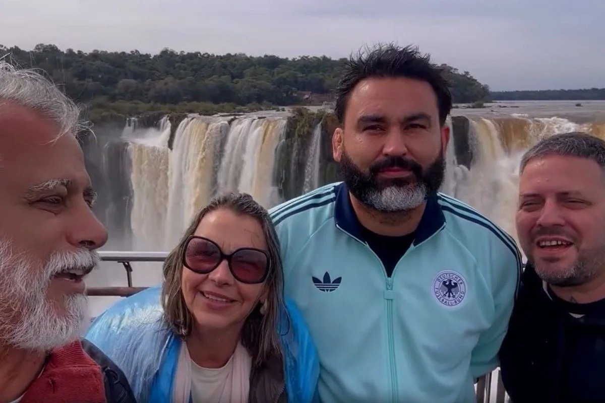 Foragido da Justiça, primo dos Bolsonaros aparece em vídeo próximo à fronteira com Brasil, diz coluna