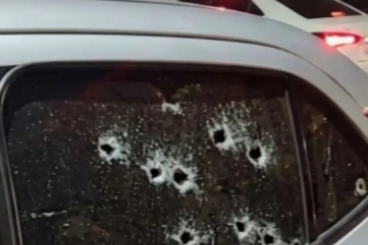 Homem é morto a tiros dentro de carro durante viagem por aplicativo em Salvador
