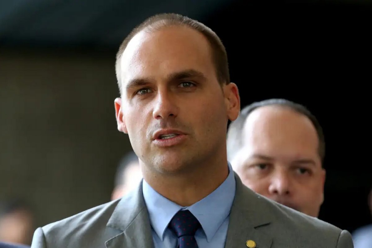 Após quatro dias de condenação, ainda não foi emitida ordem de prisão de Eduardo Bolsonaro