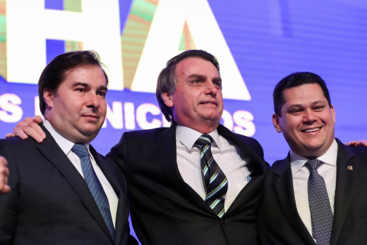 Bolsonaro convida Maia e Alcolumbre para saírem as ruas e ver como público os recebe