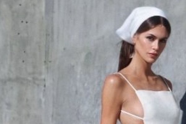 [Kaia Gerber veste Calvin Klein Collection na Summer Uni Party! ]
