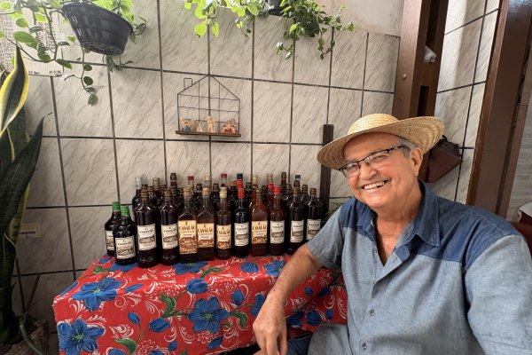 [De mãe para filho: produtor mantém viva tradição do licor artesanal no quintal de casa, em Salvador]