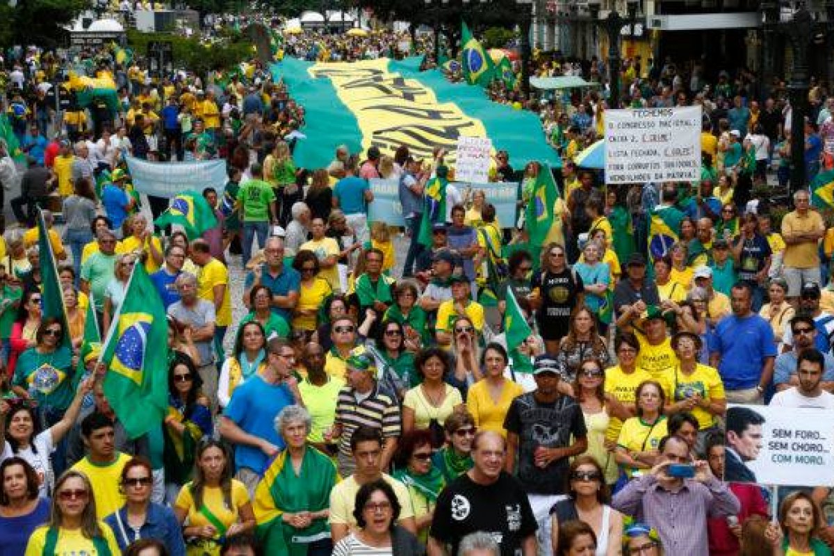 Mulher é baleada após ato pró-governo em SP