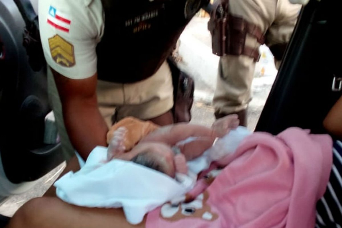 Mulher dá à luz dentro de carro com ajuda de PMs, na Bahia