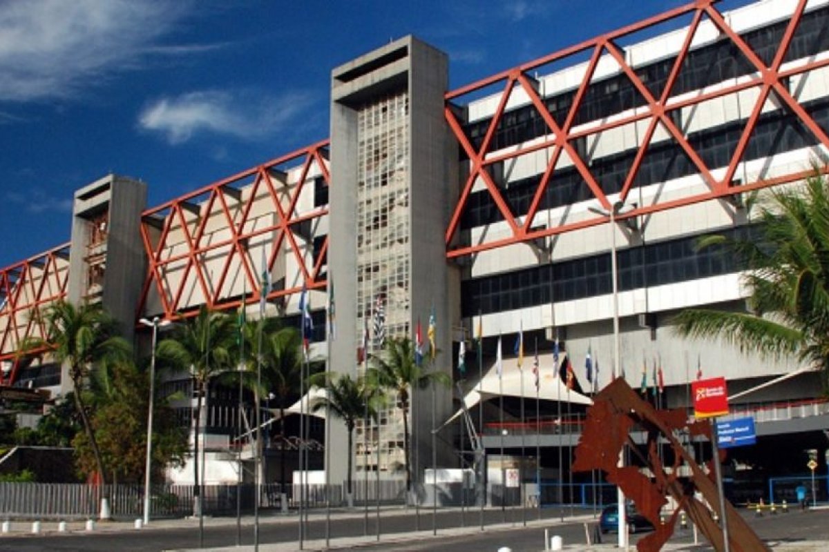 Motorista fica ferido após carro capotar no bairro de Armação, em Salvador