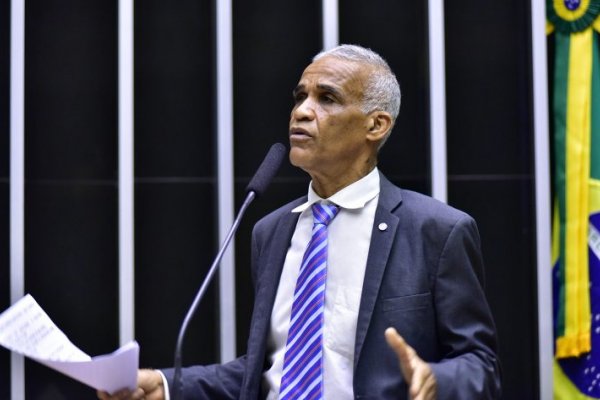 [Vídeo: sem capacete, Isidório 'ensina' como dar carona sem ter contato físico com passageiro]